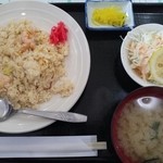 Shokudou Wa-Pu - エビチャーハン (600円) 漬物・サラダ・味噌汁付