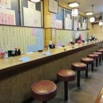 大衆割烹 寿久 - お店の壁一面にはメニューが貼ってあり一人で飲まれる方も多いのか長いカウンター席も用意してありました。
      