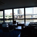 窓からは隅田川