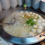 旗魚新竹米粉 - あっさりスープの中で、旗魚丸、貢丸、肉焿、そして米粉の戻し。