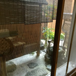 日の出 - 部屋から眺める庭