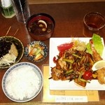 味乃にしき - 豚ロース夏野菜ソース焼き
      エビフライ