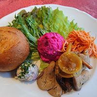 Russian Restaurant ROGOVSKI 銀座 - ランチセットのサラダ盛り合わせとパン