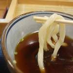 うちたて家 - そんなタレに腰があってぶっというどんをくぐらせて食べると、旨味濃いしタレが麺に絡んで絶品。さぬきうどんよりもゴリゴリ剛力な武蔵野うどんならではの野趣あふれる味わいが楽しめます。