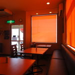 Yuushoku Kuukai - 店内（オレンジ色のカーテンで、店内はオレンジ一色）