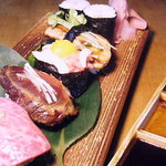 Didoritokodawarinoukawaraimeshi - 和牛、鴨、フォワグラ等の炙り肉寿司盛合せ。
