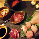 地鶏とこだわり農家　笑い飯 - 胸肉の昆布締め、生つくね、白肝などのお造りとクリームチーズの田楽、ミニ茶碗蒸しなど七品９８０円！