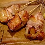 地鶏とこだわり農家　笑い飯 - 皮目に脂の入った丹波地鶏モモ、種鶏モモ、ホロホロ鶏、地鶏店のやきとり！