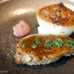 横浜モノリス - 国産豚肉のグリエ 自家製オリジナルマスタードソース 玉葱のオーブン焼き