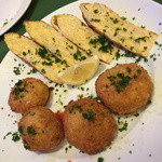 クッチーナ イタリアーナ＆ピッツェリア ズッカ - ３時間飲み放題プラン（５，０００円）のフリッタータとイタリア産黒トリュフとモツツアレラのリゾットのアランチーニ写真は４人前２０１６年３月