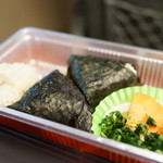 田吾作 - オムスビは帰路の車中で