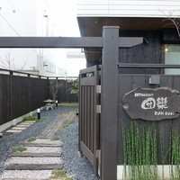 レストラン団欒 - 黒塀にトクサがあしらわれた瀟洒な外観は、京町家風の佇まい。暖簾がかかれば尚雰囲気アップか。