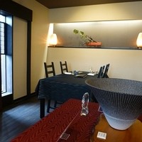 レストラン団欒 - 店内は和モダンで落ち着いた雰囲気が漂う隠れ家的空間で居心地よし。