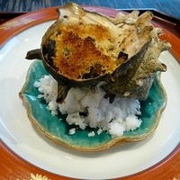 レストラン団欒 - この日の先付はサザエのエスカルゴ風。バターの香りと肉厚のサザエ、肝の苦みが実に食欲をそそる一皿。
