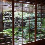 瓢亭 - 茶室からの眺め、贅沢な時間。