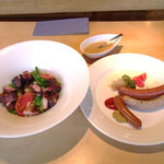 森のソーセージレストラン ベルツ - ソーセージ盛り合わせ小とカリカリベーコンのサラダ