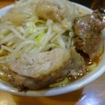 ラーメン二郎 - 小ラーメン麺少なめ　アブラ　辛い奴