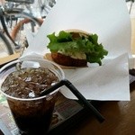 FRESHNESS BURGER - 2016.3)フィッシュバーガー（税込み３７８円）とコーラ（トール、２５９円）