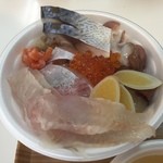 青森魚菜センター - のっけ丼出来上がりました。