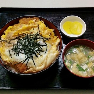 お食事処 膳楽 - かつ丼（720円）