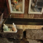 八丁ノ湯 - 掛け湯　反対側にはシャーもある
