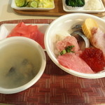 青森魚菜センター - 今回ののっけ丼。しじみのみそ汁と赤カブのお漬物も。これで１０００円