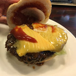 48846034 - 開けてみると、大きなハンバーグとチーズが…