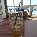 窓から見える海の風景と、光の中で梅スカッシュの泡がはじける光景が好きです。　2016.3