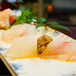 よねさん - 白身魚３種
      平目の蟹味噌添えをアップで