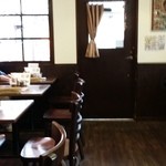 アンジュナ - 11時40分位の店内。土曜だったが、このあと続々とお客さんが来店した。