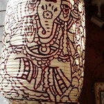 アンジュナ - 入り口脇にある提灯が、なんとも雰囲気だ。