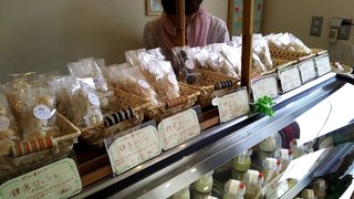h Kawaiimusumetachirashushu - 焼き菓子も売られてます
