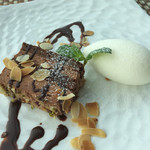 ラ・ソラシド フードリレーションレストラン - Bランチ、チョコレートとナッツのケーキ、塩ミルクジェラート添え。