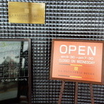 ラ・パティスリー・ベルジュ - 左側がケーキ屋さんで右側が時計屋さん？