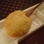 ワインと串揚げ こぱん - マッシュルームのアンチョビツナ詰め。