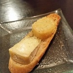 ビストロケンヂ - チーズに蜂蜜がかかってます