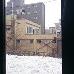 町の寿し - 窓越しから見た雪景色