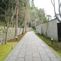 千寿閣 - 緑に囲まれた小道を歩いて
