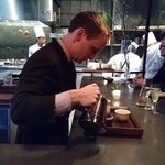 atera - 煎茶を入れるスタッフ