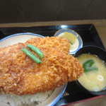 仲見世 - わらじかつ丼（９００円）