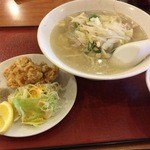 珉珉 - タンメンは野菜が多いがスープは薄い