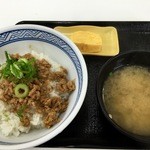 吉野家 - 鶏そぼろ飯(290円)