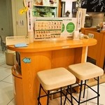 ミルク&パフェ よつ葉ホワイトコージ - イートイン用のテーブル