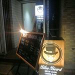 ビーフラット - 階段を昇った２階にあります・置き看板は別の店のモノ