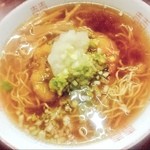 Sakaeya Shiyokudou - 天ぷらラーメン。
                        
                        かき揚げに大根おろし乗ってます。