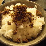 京洛肉料理 いっしん - ごはんには時雨煮がトッピングされてきます