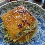 三良坂地豆腐処 豆遊 - 福福膳　油揚げの野菜サンド　かかっているタレがご飯に合います。