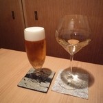 霞庭 まつばら - 生ビールと白ワイン。今までの一休特典ドリンクで一番立派なワイングラス！
      