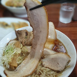 麺屋 にぼすけ - チャーシューのインパクト大。