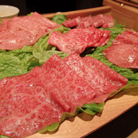 焼肉 ジャンボ はなれ - 舟盛りのお肉。きれい！